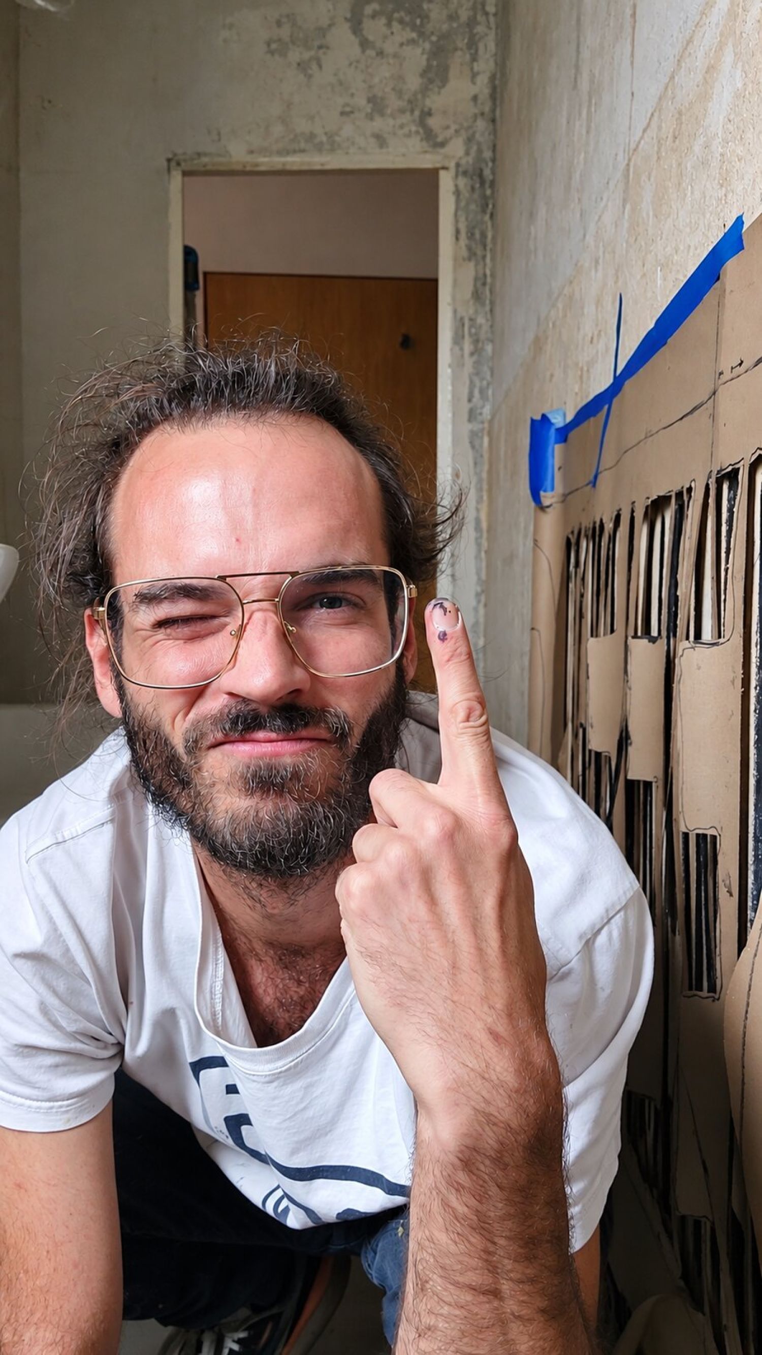 Claude Maurice Bleser bei der Installation, Muster und Träume, Altenburg 2025