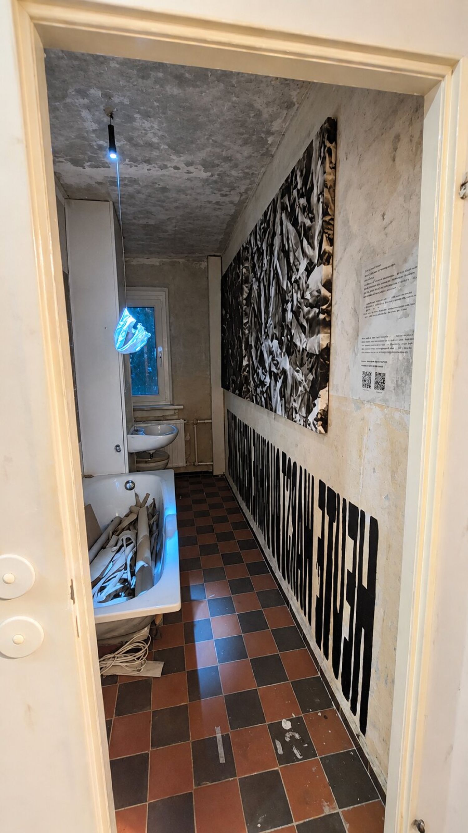 Wand-Anamorphose und Papierarbeiten im Ausstellungsraum, Muster und Träume